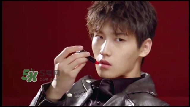 ������΢���õ�ʲô�ں죿�����ֿں�ɫ��